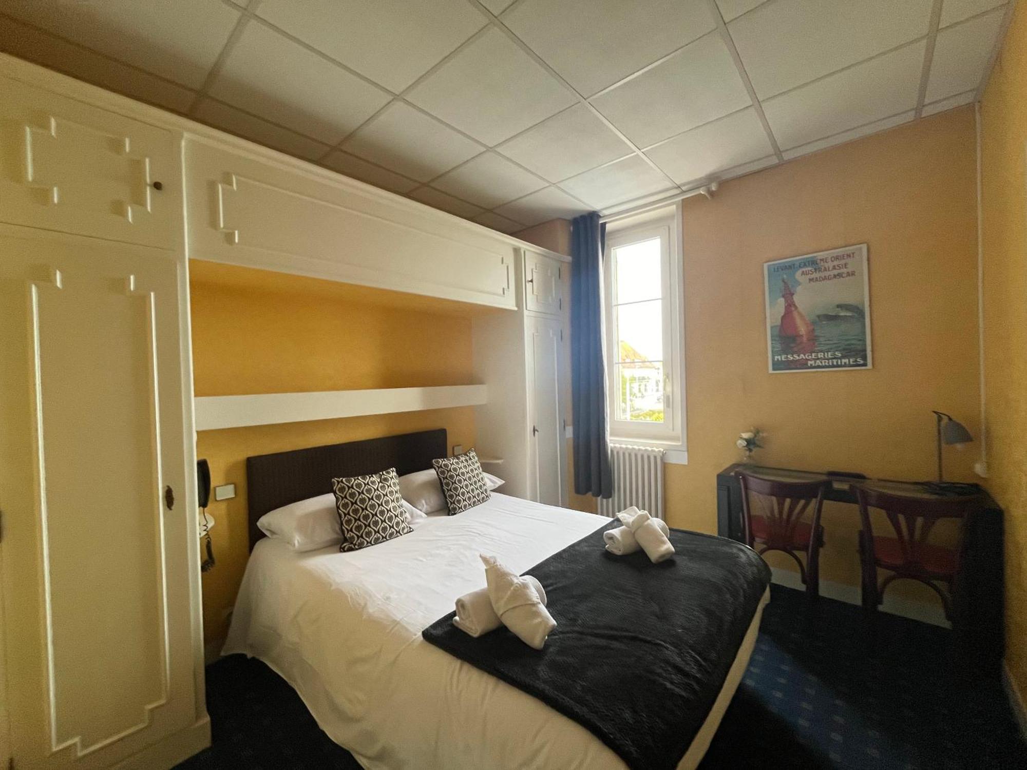 Hotel Le Phare Ouistreham Exterior photo